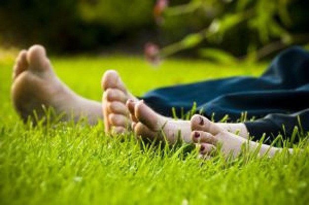 toes-in-the-grass_21075971